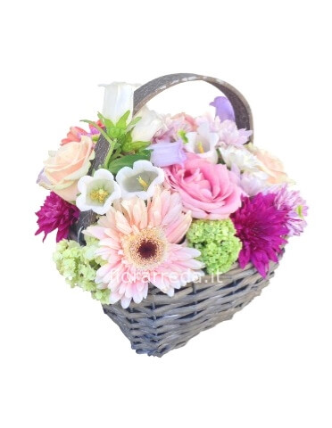 Cestino con fiori assortiti.