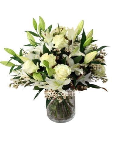 Mazzo di fiori di lilium e rose bianche o chiare