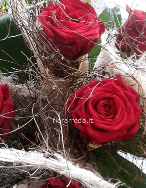 Rose intrecciate con cocco bianco 