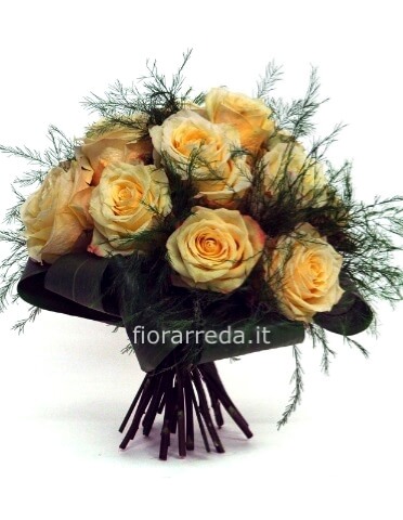 Bouquet di rose salmone e iperico