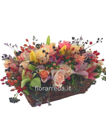 Cesto di fiori e frutta autunnale